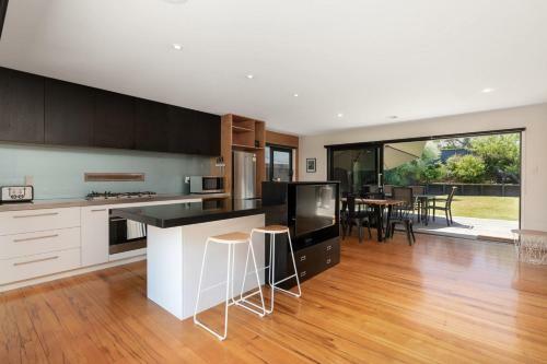 Serene Spacious And Sunny, Moments To The Beach