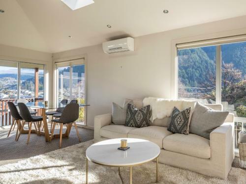 Central Style - Queenstown Holiday Home