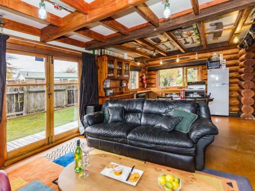 Cosy Warm Log Cabin - Ohakune Holiday Home
