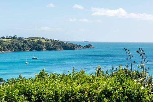The Island Gem - Waiheke Holiday Home