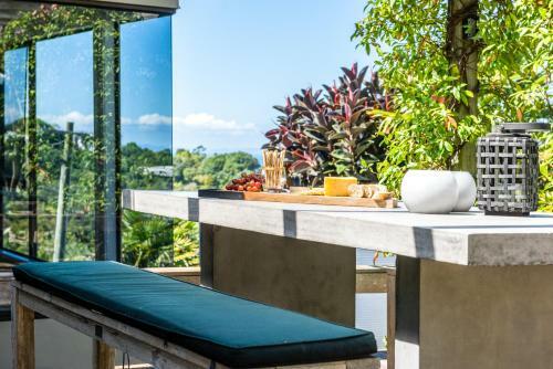 Oneroa Views With Spa Pool - Waiheke Holiday Home
