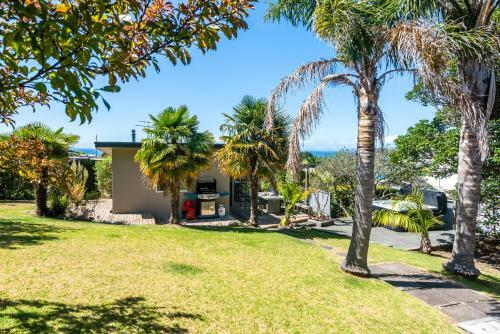 Oneroa Views With Spa Pool - Waiheke Holiday Home