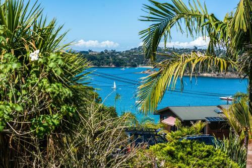 Oneroa Views With Spa Pool - Waiheke Holiday Home