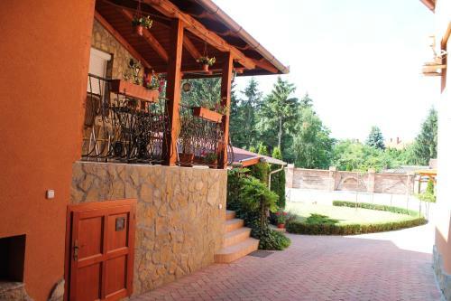 Rozmann Family Panzi� & Apartmanhaz