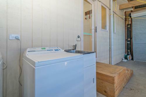 The Kiwi Bach - Matarangi Holiday Home