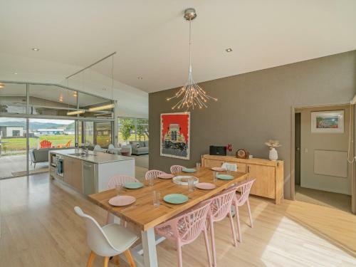Sanctuary By The Water - Matarangi Holiday Home