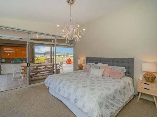 Sanctuary By The Water - Matarangi Holiday Home