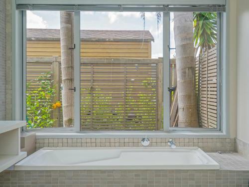 Sanctuary By The Water - Matarangi Holiday Home