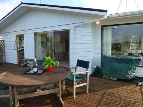 Kawau Views - Matakana Holiday Home