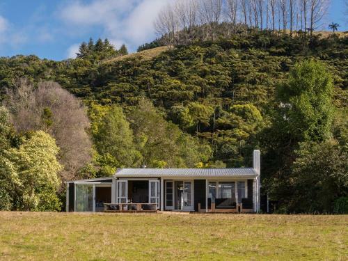 Tarawera Lakefront - Lake Tarawera Holiday Home