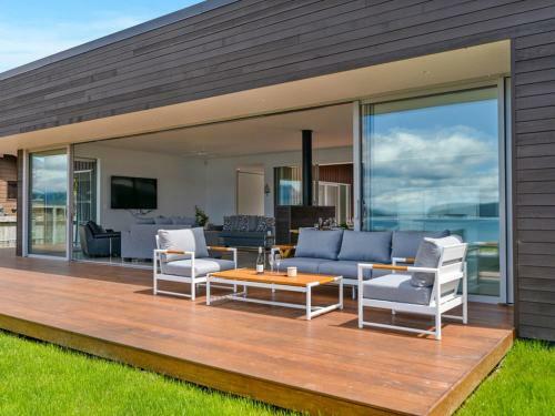 Mana Sarovar - Designer Lake Tarawera Holiday Home