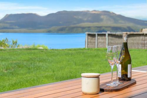 Mana Sarovar - Designer Lake Tarawera Holiday Home