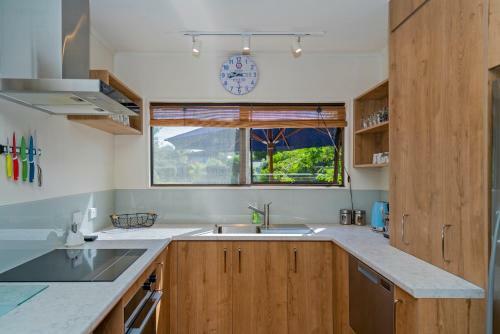 Oyster's Pearl - Cooks Beach Holiday Home