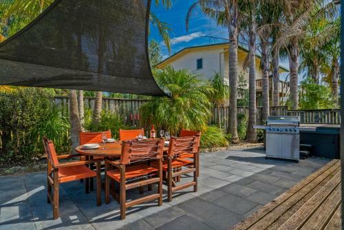 Oyster's Pearl - Cooks Beach Holiday Home