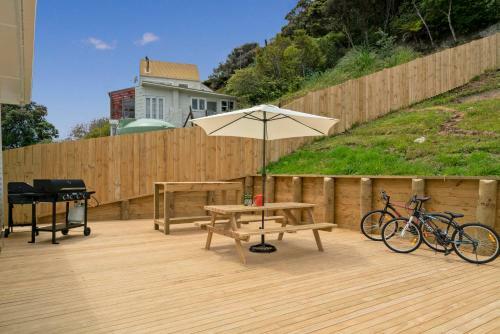 Sun Seeker Bach - Ferry Landing Holiday Home