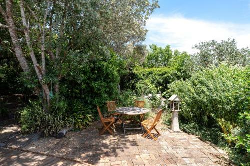 Birdsong Cottage - Rocky Bay Holiday Home