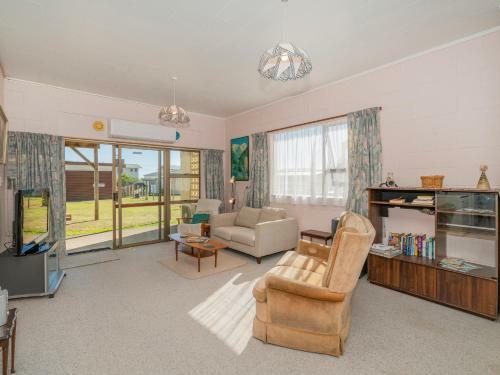 Cosy At Cooks - Cooks Beach Downstairs Holiday Unit