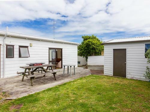 Kiwi Bach At Omaha - Omaha Holiday Home