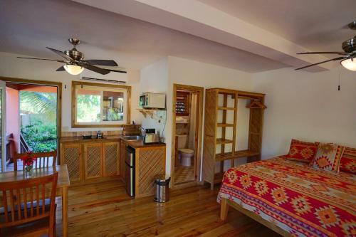 Bed & Breakfast Posada Seremein Roatan