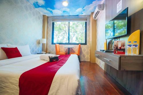 Hotel Reddoorz Plus @ Aguirre Ave Bf Homes