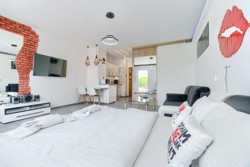 Good Day Apartments- Private Parking Now Town