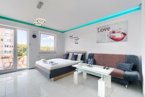 Good Day Apartments- Private Parking Now Town