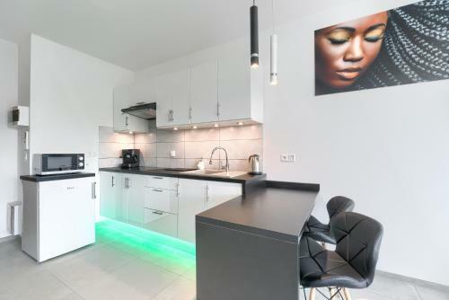 Good Day Apartments- Private Parking Now Town