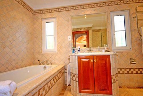 Ferrarias Villa Sleeps 12 Pool Air Con Wifi