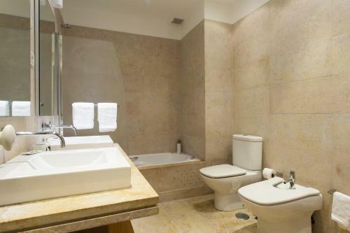 Apartamento Altido Elegant 3br Apt With Workspace In Chiado
