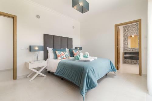 Sleek Modern Beach Apartment, Porto de Mos, Lagos
