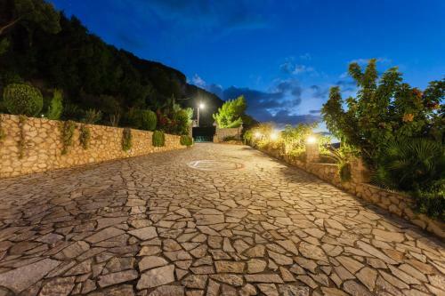 Villa Akros And Suites