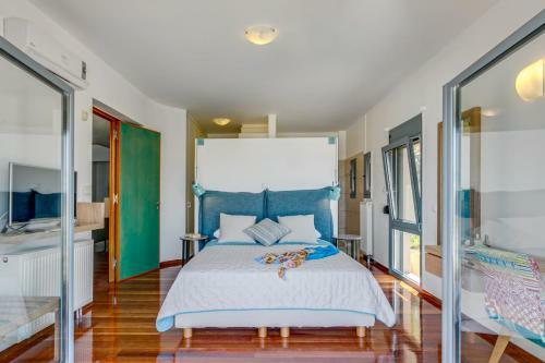 Villa Unlimited Blue