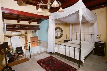 Hostal Ifigenia Luxury Suites