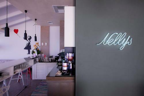 Hostal Nelly's Hotel Apartments