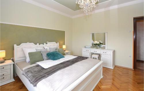 Five-bedroom Holiday Home In Sezana