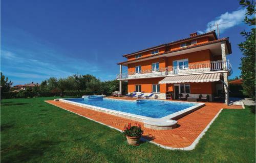 Five-bedroom Holiday Home In Sezana