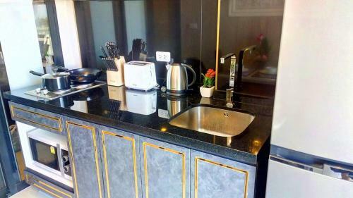 Hotel The Base Condo Pattaya By Poupae