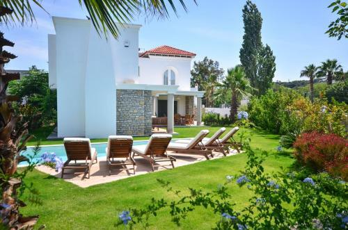 Bitez Villa Sleeps 8 Pool Air Con Wifi