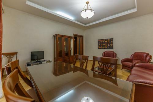 Huge 3 Bedroom Apartment Next To Gulliver & Synagogue