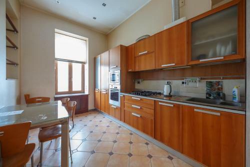 Huge 3 Bedroom Apartment Next To Gulliver & Synagogue