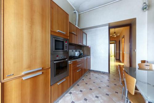 Huge 3 Bedroom Apartment Next To Gulliver & Synagogue