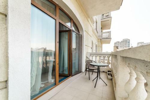 Stylish Apartment With A Balcony Overlooking The Park