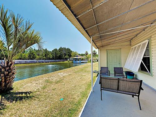 Apartamento Updated Getaway With Pool & Patio Overlooking Pond Condo