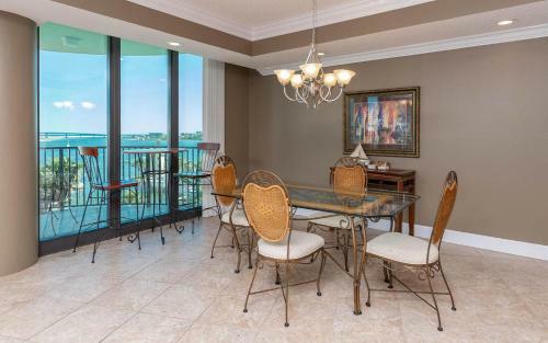 Hotel Phoenix On The Bay 2 By Brett Robinson Vacations