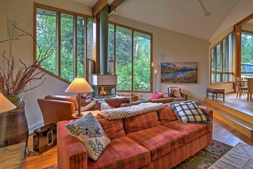 Custom Girdwood Home 2 Blocks From Alyeska Resort!