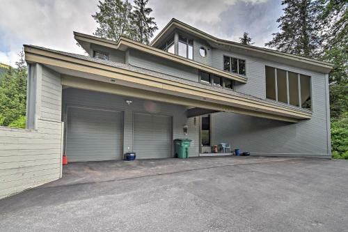 Custom Girdwood Home 2 Blocks From Alyeska Resort!