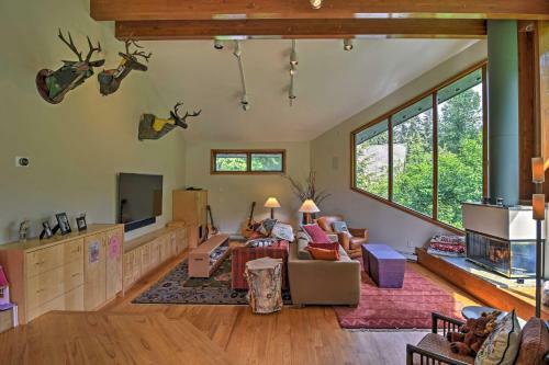 Custom Girdwood Home 2 Blocks From Alyeska Resort!