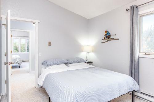 Cozy Crystal Mountain Condo