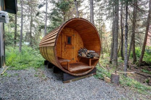 Hanging Glacier Chalet