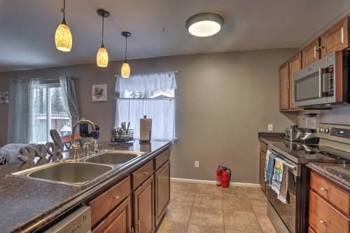 Cozy Anchorage Escape With Deck, Fire Pit And Bbq
